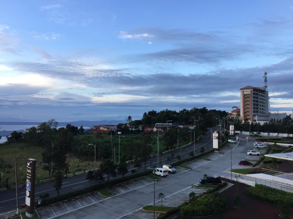 Wind Residence With View Of Taal Lake Tagaytay City Extérieur photo