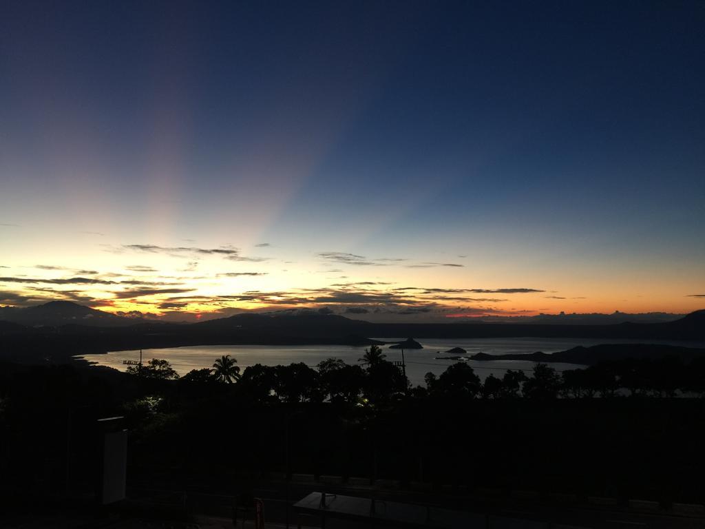 Wind Residence With View Of Taal Lake Tagaytay City Extérieur photo